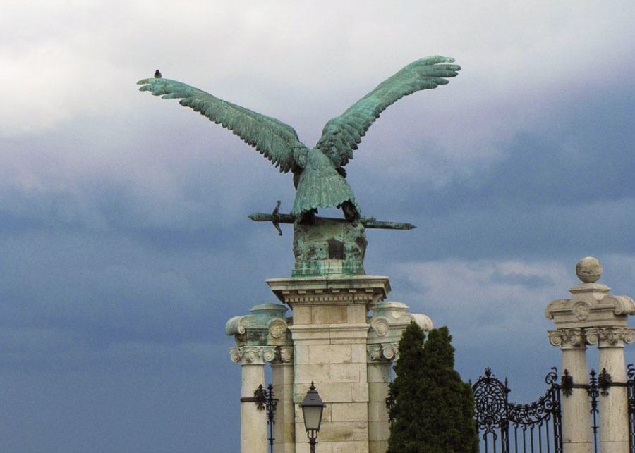 Turul Modár statue