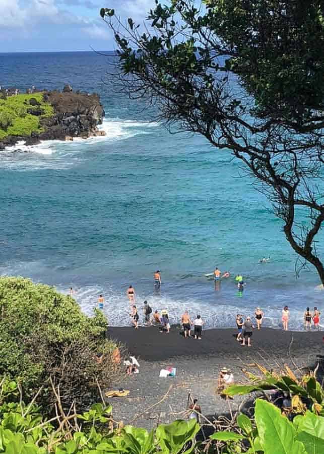 Black sand beach: beautiful pictures of Hawaii