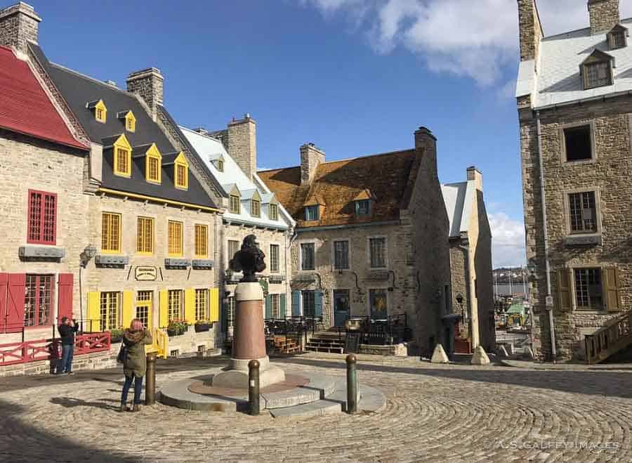 Guide to Québec City - square in lower town
